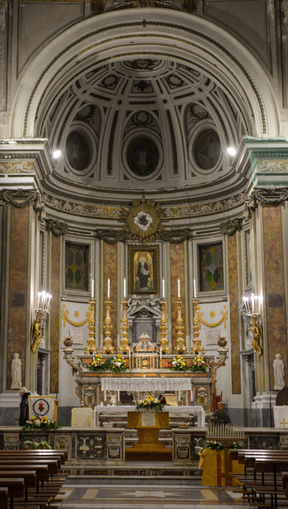 Interno della chiesa di Sant’Antonio Abate a Napoli con vista dell’altare maggiore e della cupola