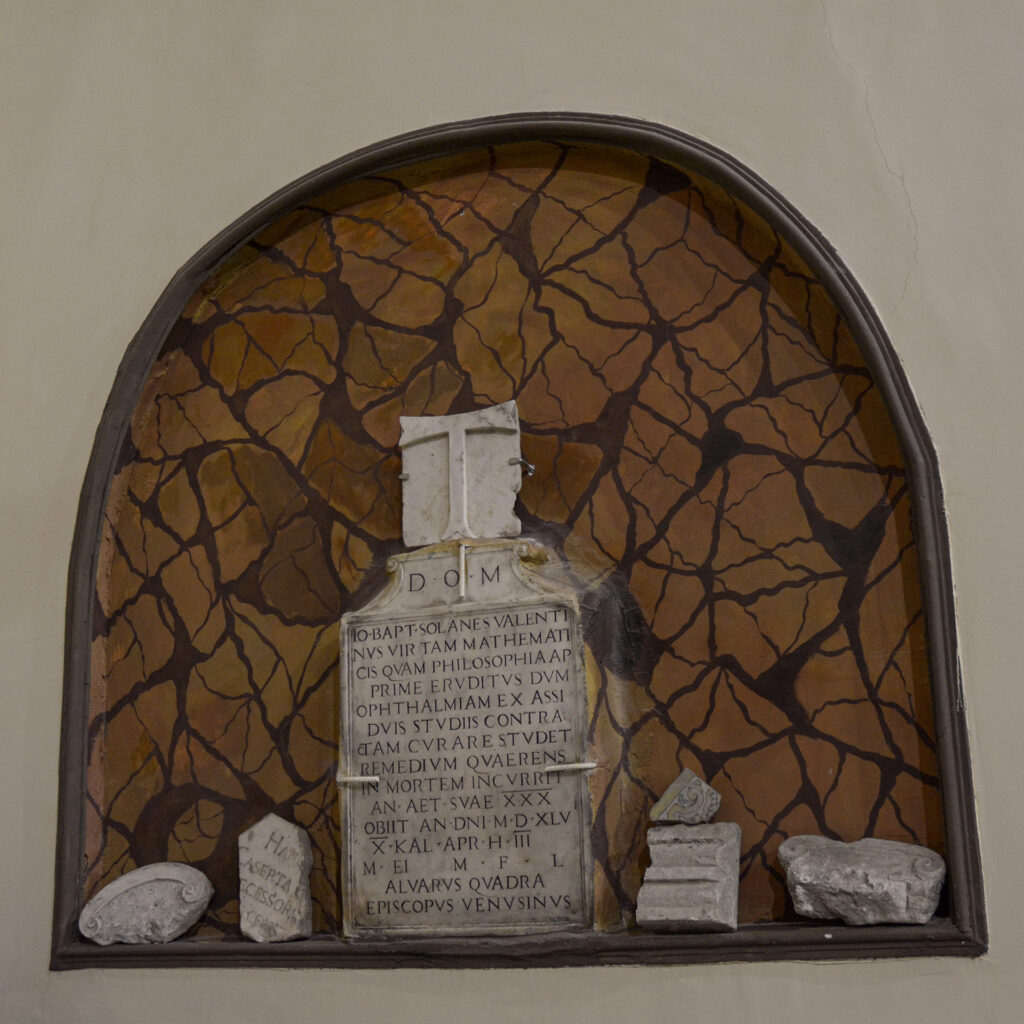 Lapide commemorativa cinquecentesca nella chiesa di Sant’Antonio Abate a Napoli, dedicata a Giovanni Battista Solanes Valentini, studioso morto nel 1545, con iscrizione latina incisa
