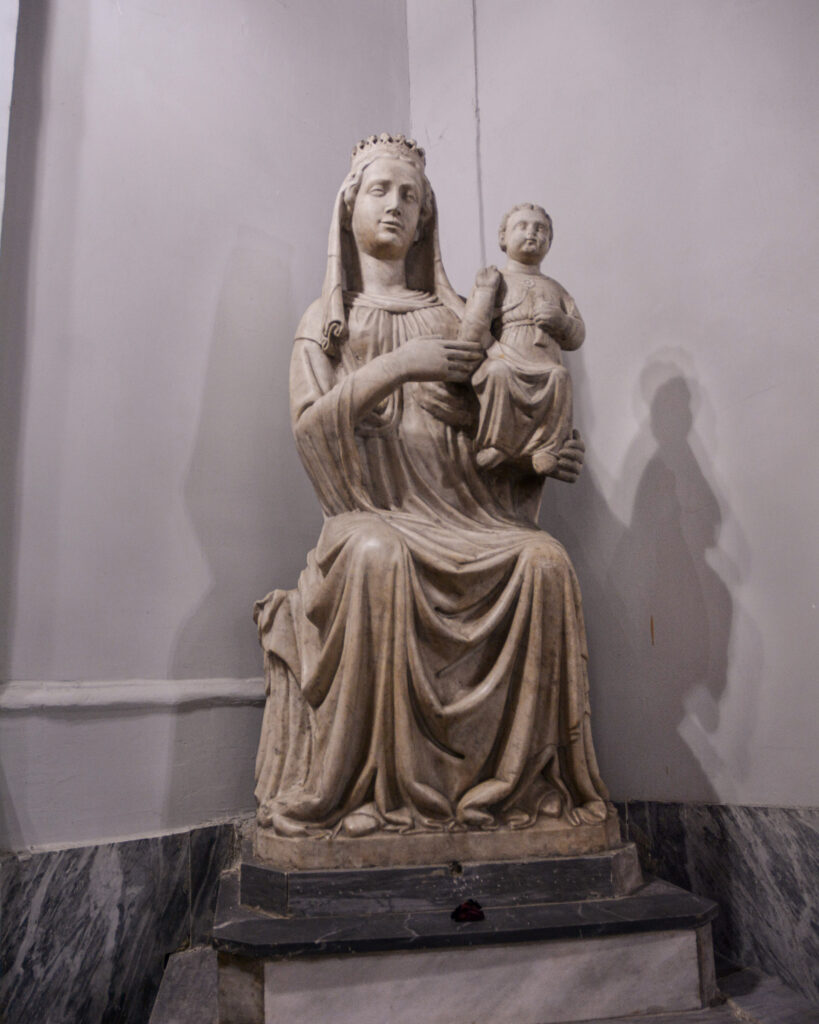 Statua della Madonna col Bambino del XV secolo nella chiesa di Sant’Antonio Abate a Napoli, secondo la tradizione ispirata al volto della regina Giovanna I d’Angiò