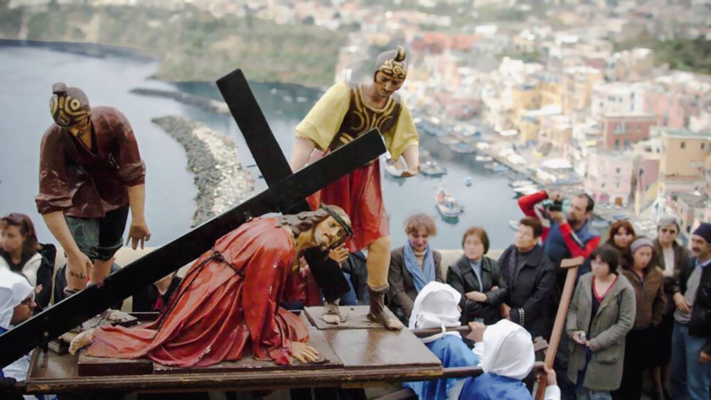 Struttura allegorica tridimensionale in cartapesta raffigurante una scena biblica durante la Processione dei Misteri a Procida.