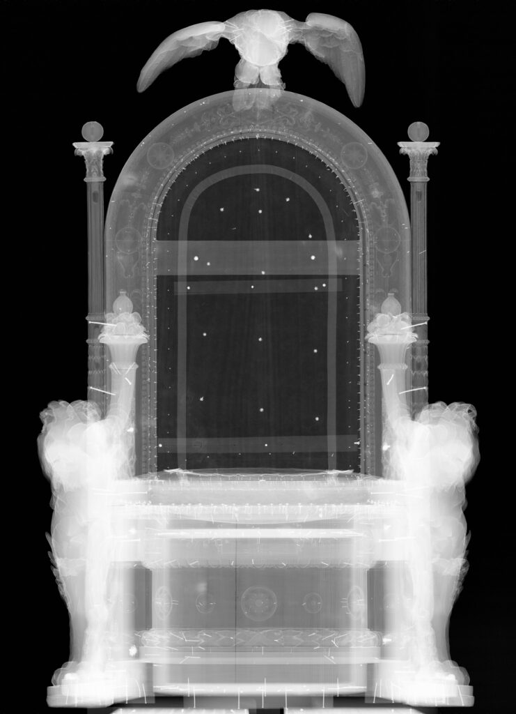 Radiografia digitale integrale del trono di Palazzo Reale che mostra la struttura lignea interna e i perni metallici.