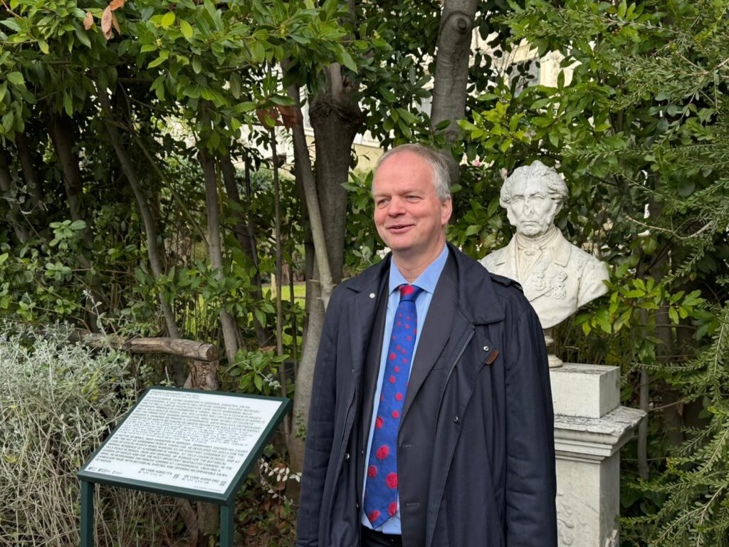 L'accessibilità al Museo e Real Bosco di Capodimonte: un viaggio sensoriale nel Giardino dei Principi 4 Il direttore del Museo di Capodimonte, Eike Schmidt, accanto a un pannello informativo in Braille nel Giardino dei Principi durante l'inaugurazione del progetto.