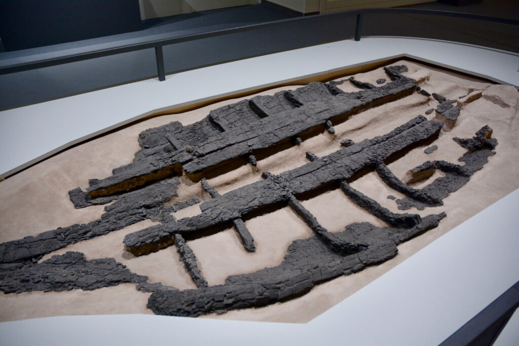 Eercolano, resti carbonizzati di una barca in legno conservati al museo