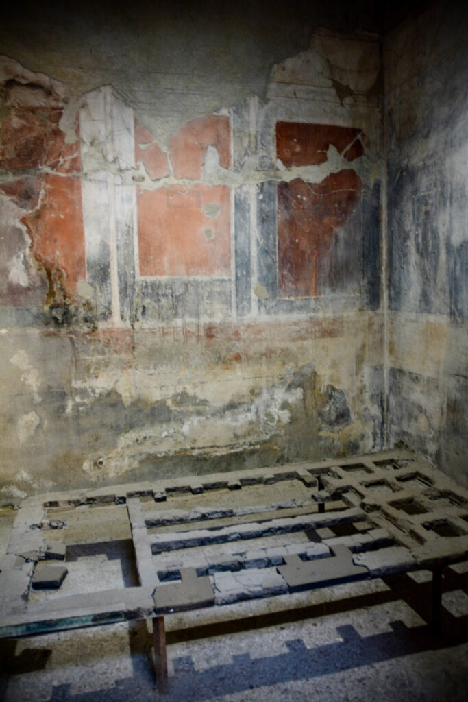 a Ercolano, nella Casa degli Augustali è conservato un letto di legno