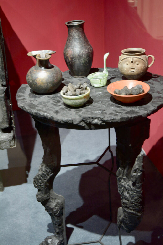 A ercolano è possibile trovare molti oggetti lignei di uso quotidiano come tavoli e credenza perfettamente restaurati e conservati