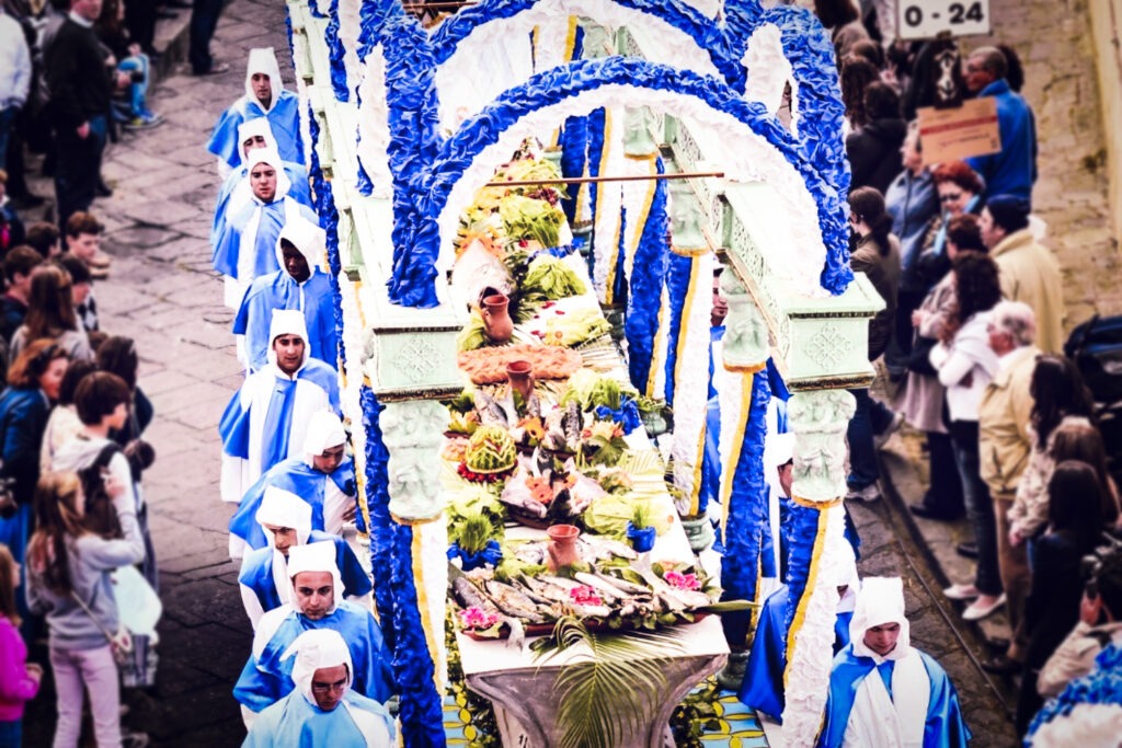 Confratelli della storica Congregazione dell’Immacolata dei Turchini con le caratteristiche mantelline azzurre durante il rito di Procida.